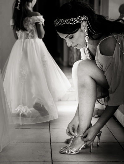 Jean Coubard-Photographe-Toulouse-photo de l'habillage de la mariée
